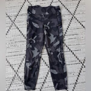 Athleta Camo Contender 7/8 Tight/Yoga Pant Size Med NWOT